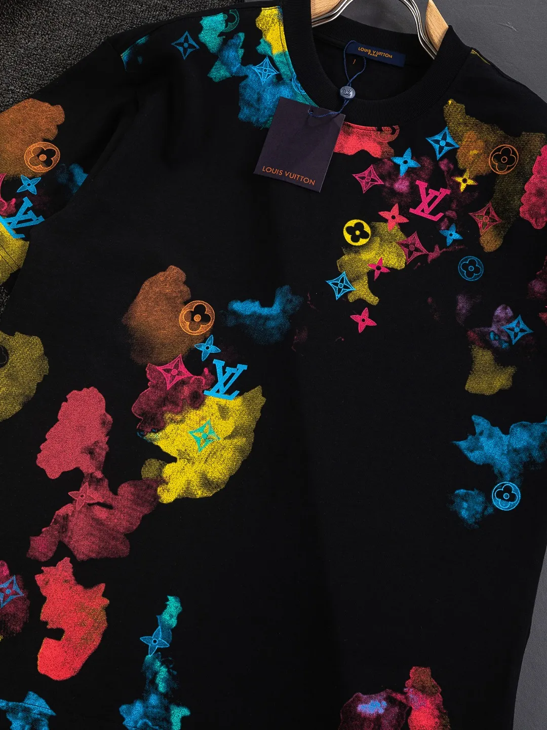 🅿️210 Louis Vuitton Louis Vuitton LV 1V Lujia slightly wide version S-XL LV 25ss new products are available at the counter simultaneously. Colorful letters all over the graffiti print. Round neck short-sleeved T-shirt, same style for men and women! Synchronized with the official website, pure cotton fabrics at the counter! It is close to the skin and comfortable, durable and easy to wear. It has a classic and simple logo design and meticulous original craftsmanship. Short-sleeves, a must-have item for men, do not appear to be the same for the general public, but must be unique and eye-catching. This LV short-sleeve is all about quality, comfort, the same shape and fashion as always, including fabrics and cutting techniques. All of them have been made with great effort! 320 grams of washed pure cotton fabric, pure cotton is breathable, very refreshing and comfortable for daily wear. The rib knitting on the neckline is smooth and tight, and the neckline will not be skewed if you toss it at will. The loose version, you will find that it looks really good on the upper body. The overall is minimalist and neat, super versatile for daily use! Pair it casually with a pair of pants for a youthful look. A T-shirt will make your outfit crazy. It is a fashionable item that can never go wrong! Color: Black White Size: S-XL Size chart: S: Shoulder width 50-Bust 54-Length 70 M: Shoulder width 52-Bust 56.5-Length 72 L: Shoulder width 54-Bust 59-Length 74 XL: Shoulder width 56-Bust 61.5-Length 76